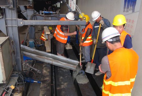 蘭州樞紐分部自動(dòng)液壓臺(tái)車(chē)助推水溝電纜槽施工 蘭州樞紐分部自動(dòng)液壓臺(tái)車(chē)助推水溝電纜槽施工